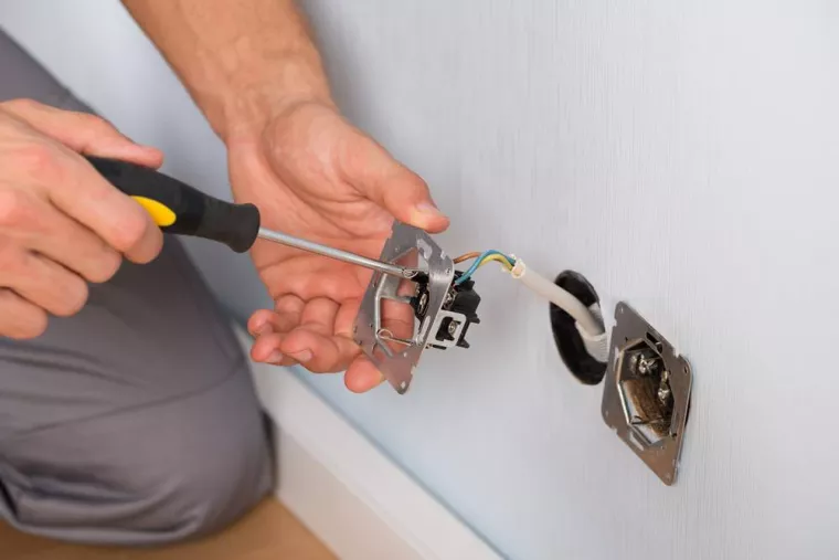 Remplacement et mise en sécurité de prises électriques défectueuses, Marseille, EVCE